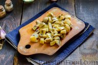 Фото приготовления рецепта: Салат с жареными баклажанами, сладким перцем и маринованными шампиньонами - шаг №7