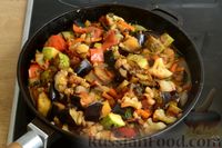 Фото приготовления рецепта: Овощное рагу с баклажанами, кабачками и цветной капустой - шаг №13