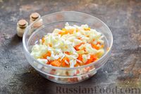 Фото приготовления рецепта: Салат из курицы с картофелем, морковью и горошком - шаг №7