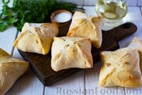 Фото к рецепту: Дрожжевые пирожки-конвертики с сыром, сладким перцем и укропом (в духовке)