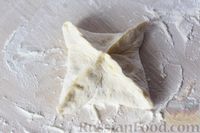 Фото приготовления рецепта: Дрожжевые пирожки-конвертики с сыром, сладким перцем и укропом (в духовке) - шаг №13