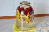 Фото приготовления рецепта: Компот из яблок и кизила (на зиму) - шаг №13