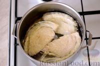 Фото приготовления рецепта: Капуста, жаренная в сметанном кляре с чесноком и зеленью - шаг №3