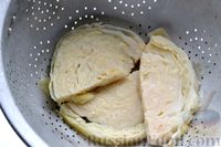 Фото приготовления рецепта: Капуста, жаренная в сметанном кляре с чесноком и зеленью - шаг №4