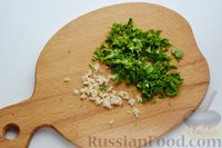 Фото приготовления рецепта: Капуста, жаренная в сметанном кляре с чесноком и зеленью - шаг №5
