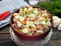 Фото к рецепту: Салат с цветной капустой, крабовыми палочками, морковью и горошком