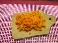 Фото приготовления рецепта: Салат с цветной капустой, крабовыми палочками, морковью и горошком - шаг №7