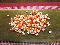 Фото приготовления рецепта: Салат с цветной капустой, крабовыми палочками, морковью и горошком - шаг №8