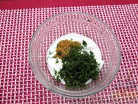 Фото приготовления рецепта: Салат с цветной капустой, крабовыми палочками, морковью и горошком - шаг №11