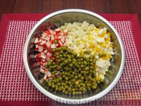Фото приготовления рецепта: Салат с цветной капустой, крабовыми палочками, морковью и горошком - шаг №16