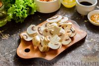 Фото приготовления рецепта: Салат с курицей, маринованными опятами и жареными шампиньонами - шаг №3