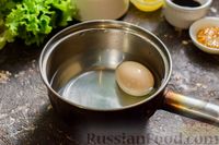 Фото приготовления рецепта: Салат с курицей, маринованными опятами и жареными шампиньонами - шаг №4