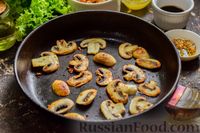 Фото приготовления рецепта: Салат с курицей, маринованными опятами и жареными шампиньонами - шаг №6