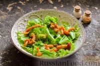 Фото приготовления рецепта: Салат с курицей, маринованными опятами и жареными шампиньонами - шаг №11