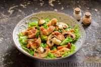 Фото приготовления рецепта: Салат с курицей, маринованными опятами и жареными шампиньонами - шаг №12