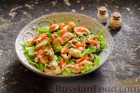 Фото приготовления рецепта: Салат с курицей, маринованными опятами и жареными шампиньонами - шаг №13