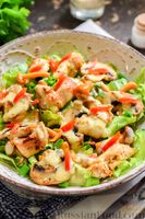 Фото приготовления рецепта: Салат с курицей, маринованными опятами и жареными шампиньонами - шаг №15
