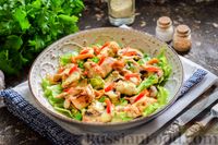Фото приготовления рецепта: Салат с курицей, маринованными опятами и жареными шампиньонами - шаг №14