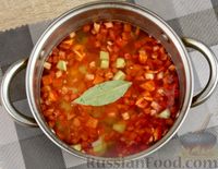 Фото приготовления рецепта: Куриный суп с манной крупой, помидорами и сладким перцем - шаг №7
