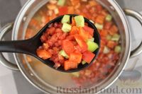 Фото приготовления рецепта: Куриный суп с манной крупой, помидорами и сладким перцем - шаг №6