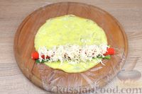 Фото приготовления рецепта: Яичный рулет с крабовыми палочками, сыром и зелёным луком - шаг №7