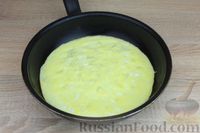 Фото приготовления рецепта: Яичный рулет с крабовыми палочками, сыром и зелёным луком - шаг №6
