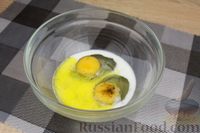 Фото приготовления рецепта: Яичный рулет с крабовыми палочками, сыром и зелёным луком - шаг №4