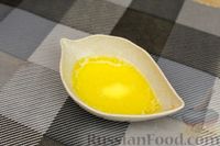 Фото приготовления рецепта: Яичный рулет с крабовыми палочками, сыром и зелёным луком - шаг №3