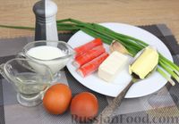 Фото приготовления рецепта: Яичный рулет с крабовыми палочками, сыром и зелёным луком - шаг №1