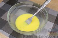 Фото приготовления рецепта: Яичный рулет с крабовыми палочками, сыром и зелёным луком - шаг №5