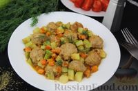 Фото к рецепту: Мясные тефтели, тушенные с кабачками и морковью
