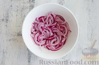 Фото приготовления рецепта: Салат из помидоров с виноградом и красным луком - шаг №3