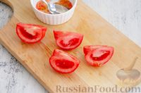 Фото приготовления рецепта: Салат из помидоров с виноградом и красным луком - шаг №4