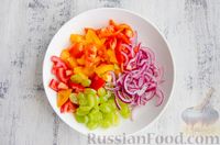 Фото приготовления рецепта: Салат из помидоров с виноградом и красным луком - шаг №7
