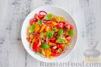 Фото приготовления рецепта: Салат из помидоров с виноградом и красным луком - шаг №9