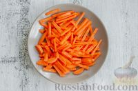 Фото приготовления рецепта: Салат из моркови с яблоком, помидорами и огурцами - шаг №2