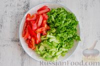 Фото приготовления рецепта: Салат из моркови с яблоком, помидорами и огурцами - шаг №5