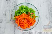 Фото приготовления рецепта: Салат из моркови с яблоком, помидорами и огурцами - шаг №7