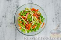 Фото приготовления рецепта: Салат из моркови с яблоком, помидорами и огурцами - шаг №8