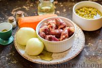 Фото приготовления рецепта: Салат с куриными сердечками, морковью и консервированным зелёным горошком - шаг №1