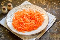 Фото приготовления рецепта: Салат с куриными сердечками, морковью и консервированным зелёным горошком - шаг №5