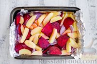 Фото приготовления рецепта: Картофель, запечённый со свёклой и чесноком (в духовке) - шаг №5