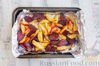 Фото приготовления рецепта: Картофель, запечённый со свёклой и чесноком (в духовке) - шаг №6