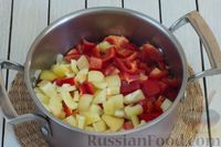 Фото приготовления рецепта: Овощное рагу с  кабачками, сладким перцем, белокочанной и цветной капустой - шаг №4