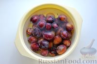 Фото приготовления рецепта: Варенье из слив, фаршированных грецкими орехами - шаг №6