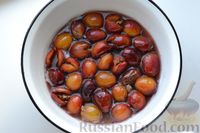 Фото приготовления рецепта: Варенье из слив, фаршированных грецкими орехами - шаг №14