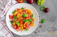 Фото приготовления рецепта: Салат из помидоров с виноградом и красным луком - шаг №10