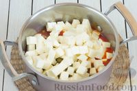 Фото приготовления рецепта: Томатный суп с консервированным горошком и адыгейским сыром - шаг №8