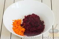 Фото приготовления рецепта: Салат из свёклы, моркови, риса и консервированного зелёного горошка - шаг №4