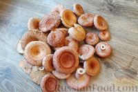 Фото приготовления рецепта: Пирожки с капустой и грибами, на кефире (в духовке) - шаг №2